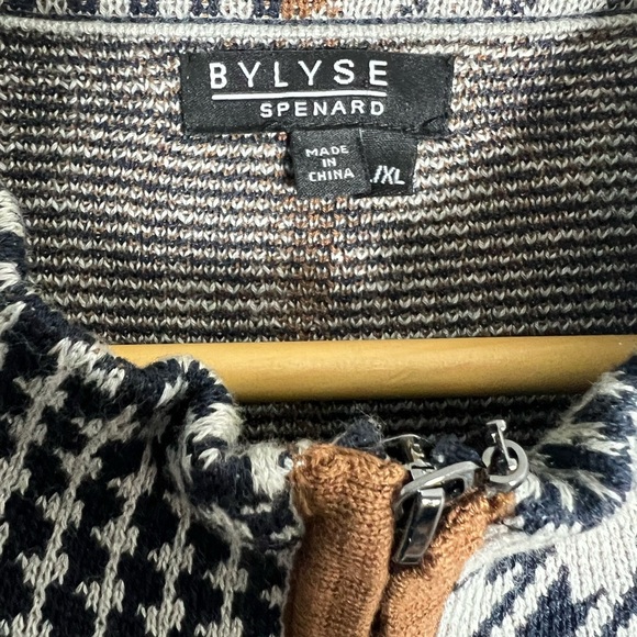 Stylish Black and White Houndstooth Women's Top - Picture 4 of 4